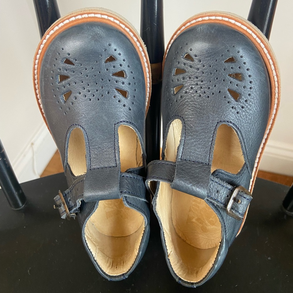 Young Soles girls T strap leather shoes in size 27.